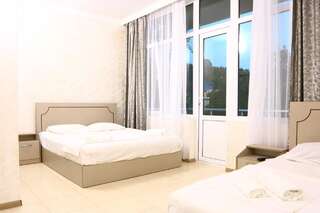 Апарт-отели Rainbow Rooms Apart Hotel Махинджаури Стандартный трехместный номер с видом на море-3