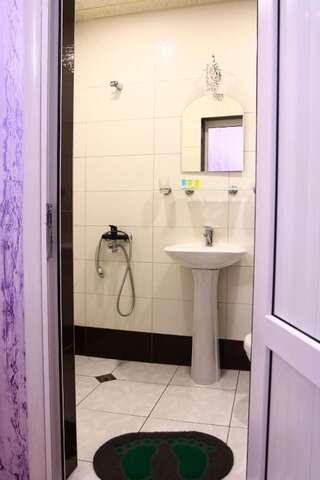 Апарт-отели Rainbow Rooms Apart Hotel Махинджаури Трехместный номер с ванной комнатой-2