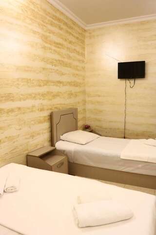 Апарт-отели Rainbow Rooms Apart Hotel Махинджаури Трехместный номер с ванной комнатой-5