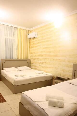 Апарт-отели Rainbow Rooms Apart Hotel Махинджаури Трехместный номер с ванной комнатой-6